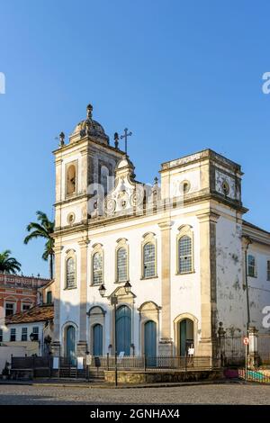 Facciata di un'antica chiesa cattolica creata nel 18 ° secolo nel quartiere Pelourinho, centro storico di Salvador, Bahia Foto Stock