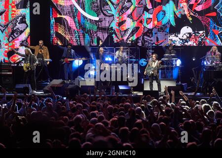 Alpharetta, Stati Uniti. 24 settembre 2021. Hall and Oates suonano presso l'Ameris Bank Amphiteatre il 24 settembre 2021 ad Alpharetta, Georgia. Credit: Sanjeev Singhal/The Photo Access Credit: The Photo Access/Alamy Live News Foto Stock