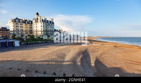 Eastbourne è una località di villeggiatura in Inghilterra del sud-est costa. Sul lungomare sono hotel vittoriano, xix secolo Eastbourne Pier e un 1930 bandstand Foto Stock