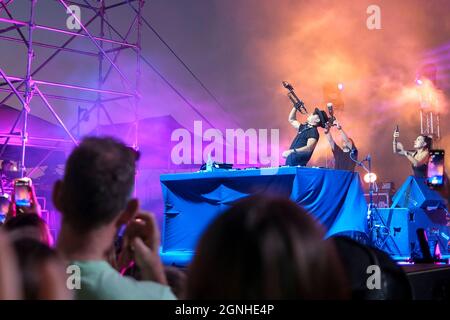 Il musicista DJ Timmy Trumpet si esibisce di fronte ad un pubblico dal vivo, sulla spiaggia di Midil a Darwin, Northern Territory, Australia, il 2021.08.29. Foto Stock