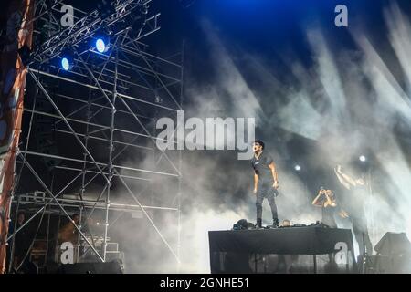 Il musicista DJ Timmy Trumpet si esibisce di fronte ad un pubblico dal vivo, sulla spiaggia di Midil a Darwin, Northern Territory, Australia, il 2021.08.29. Foto Stock