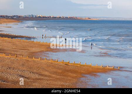 Eastbourne è una località di villeggiatura in Inghilterra del sud-est costa. Sul lungomare sono hotel vittoriano, xix secolo Eastbourne Pier e un 1930 bandstand Foto Stock