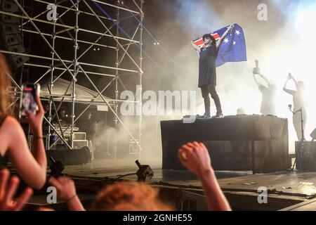 Il musicista DJ Timmy Trumpet si esibisce di fronte ad un pubblico dal vivo, sulla spiaggia di Midil a Darwin, Northern Territory, Australia, il 2021.08.29. Foto Stock