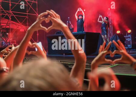 Il musicista DJ Timmy Trumpet si esibisce di fronte ad un pubblico dal vivo, sulla spiaggia di Midil a Darwin, Northern Territory, Australia, il 2021.08.29. Foto Stock