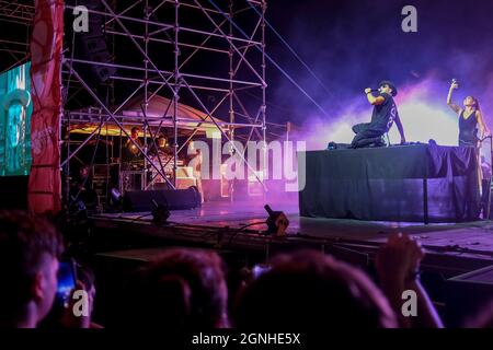 Il musicista DJ Timmy Trumpet si esibisce di fronte ad un pubblico dal vivo, sulla spiaggia di Midil a Darwin, Northern Territory, Australia, il 2021.08.29. Foto Stock