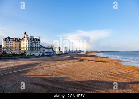 Eastbourne è una località di villeggiatura in Inghilterra del sud-est costa. Sul lungomare sono hotel vittoriano, xix secolo Eastbourne Pier e un 1930 bandstand Foto Stock