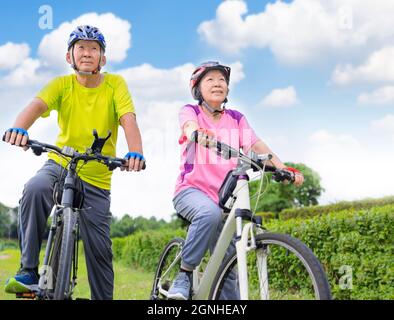 Coppia anziana felice che si esercita con le biciclette Foto Stock