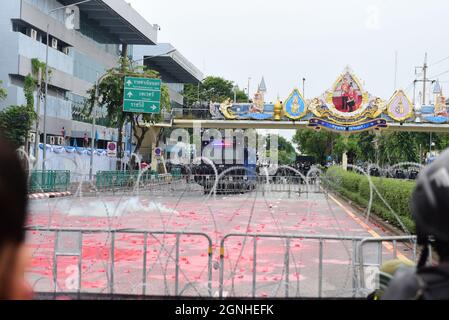 Bangkok, Tailandia. 25 Settembre 2021. I manifestanti anti del governo si trovano di fronte alla sommossa polizia all'incrocio di Nang Loeng, dove i funzionari hanno usato il filo spinato per impedire ai manifestanti di arrivare alla Camera del governo, sono scoppiati scontri tra i manifestanti e la polizia sommossa. I manifestanti sparano fuochi d'artificio lanciando pirecrackers e gettato vernice rossa agli ufficiali. La polizia della sommossa ha risposto con l'acqua e ha schierato unità in rapido movimento con gas lacrimogeni, pistola proiettile di gomma Chase e arrestare i manifestanti. (Foto di Teera Noisakran/Pacific Press) Credit: Pacific Press Media Production Corp./Alamy Live News Foto Stock