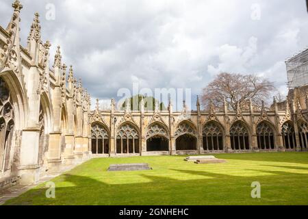 Canterbury Cathedral, fondata nel 597 d.C., è la sede della Chiesa d'Inghilterra e della comunione Anglicana, che incorpora l'elema gotico e romanico Foto Stock