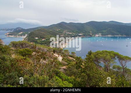 Veduta aerea della piccola penisola settentrionale dell'isola d'Elba vista dalla cima del Monte Enfola, tipica vegetazione mediterranea e paesaggio roccioso Foto Stock