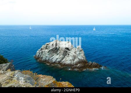 Roccia marina caracteristica chiamata 'la navata' o la nave dell'isola d'Elba vista dalla vetta del Monte Enfola Foto Stock