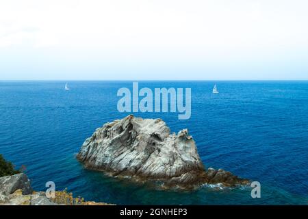 Roccia marina caracteristica chiamata 'la navata' o la nave dell'isola d'Elba vista dalla vetta del Monte Enfola Foto Stock