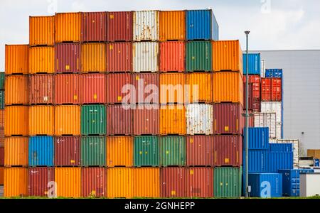 Spedizione di container su un molo di Rotterdam. Marchi rimossi Foto Stock