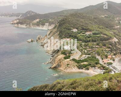 Parte orientale della piccola penisola di Monte Enfola nell'isola d'Elba, con la spiaggia di Sansone nel terreno posteriore Foto Stock