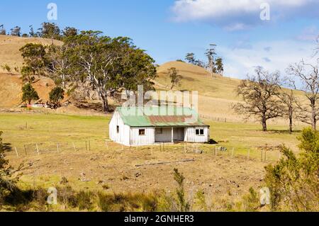 Casetta abbandonata lungo la Tasman Highway - Triabunna, Tasmania, Australia Foto Stock