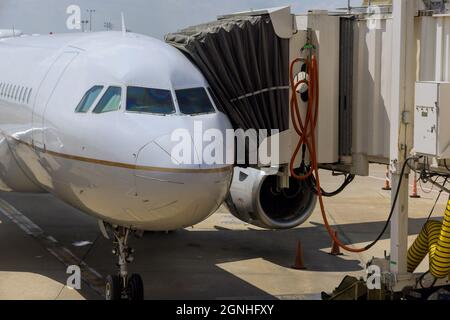 Ponte d'imbarco jetway collegato all'aereo per i passeggeri a bordo Foto Stock