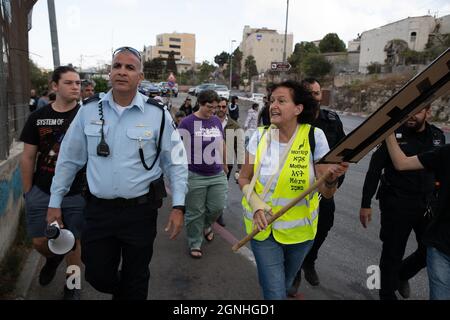 I poliziotti israeliani e i soldati di pattuglia di frontiera dell'IDF arrestano i manifestanti israeliani per aver sventolato le bandiere palestinesi nella protesta di solidarietà settimanale a Sheikh Jarrah. Anche se il ministro della sicurezza interna aveva ordinato alla polizia di fermare la confisca violenta un mese fa, gli ordini non vengono applicati sul campo. Il protestore è stato trattato in un pronto soccorso a causa di lesioni alla testa. Gerusalemme, Israele. 24 settembre 2021. Credit: Matan Golan/Alamy Live News Foto Stock