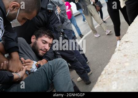 I poliziotti israeliani e i soldati di pattuglia di frontiera dell'IDF arrestano i manifestanti israeliani per aver sventolato le bandiere palestinesi nella protesta di solidarietà settimanale a Sheikh Jarrah. Anche se il ministro della sicurezza interna aveva ordinato alla polizia di fermare la confisca violenta un mese fa, gli ordini non vengono applicati sul campo. Il protestore è stato trattato in un pronto soccorso a causa di lesioni alla testa. Gerusalemme, Israele. 24 settembre 2021. Credit: Matan Golan/Alamy Live News Foto Stock