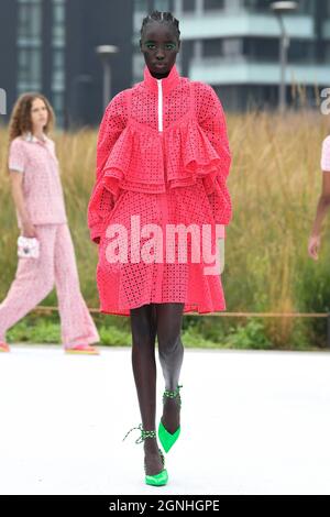 Milano, Italia - 21 settembre 2019: Donna con rosa gonna plissettata e  turchese maglione prima di Ermanno Scervino fashion show, la Settimana  della Moda Milanese street Foto stock - Alamy