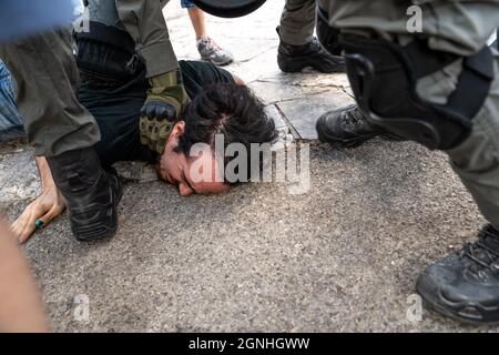 I poliziotti israeliani e i soldati di pattuglia di frontiera dell'IDF arrestano i manifestanti israeliani per aver sventolato le bandiere palestinesi nella protesta di solidarietà settimanale a Sheikh Jarrah. Anche se il ministro della sicurezza interna aveva ordinato alla polizia di fermare la confisca violenta un mese fa, gli ordini non vengono applicati sul campo. Il protestore è stato trattato in un pronto soccorso a causa di lesioni alla testa. Gerusalemme, Israele. 24 settembre 2021. Credit: Matan Golan/Alamy Live News Foto Stock