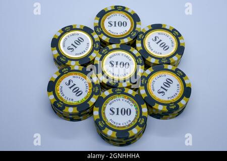 Stack di gioco $100 gettoni chip realistici casinò, roulette volumetrica e blackjack, poker di sport o denaro in contanti. Scommessa e successo, vincitore e luc Foto Stock