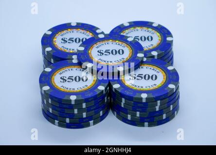 Pila di gettoni da $500 gettoni chip da casinò realistici, roulette volumetrica e blackjack, soldi da poker sportivo o contanti. Scommessa e successo, vincitore e fortuna Foto Stock