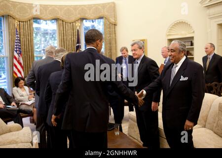 Il Presidente Barack Obama scuote la mano del Rep. Charles Rangel (D-NY) in un incontro con altri membri del Congresso presso l'Ufficio ovale, 13 luglio 2008. (Foto ufficiale della Casa Bianca di Pete Souza) questa fotografia ufficiale della Casa Bianca è resa disponibile per la pubblicazione da parte delle organizzazioni di notizie e/o per uso personale la stampa dal soggetto(i) della fotografia. La fotografia non può essere manipolata in alcun modo o utilizzata in materiali, pubblicità, prodotti o promozioni che in qualsiasi modo suggeriscano l'approvazione o l'approvazione del presidente, della prima famiglia o della Casa Bianca. Foto Stock