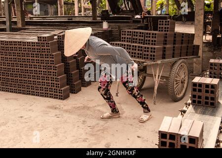 Vinh Long 29 febbraio 2020. I lavoratori lavorano in una fabbrica di mattoni Foto Stock