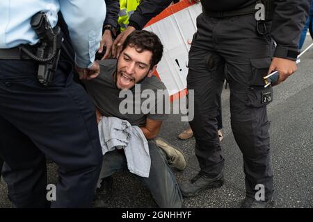 Sheikh Jarach, Israele. 24 settembre 2021. I poliziotti israeliani e i soldati di pattuglia di frontiera dell'IDF arrestano i manifestanti israeliani per aver sventolato le bandiere palestinesi nella protesta di solidarietà settimanale a Sheikh Jarrah. Anche se il ministro della sicurezza interna aveva ordinato alla polizia di fermare la confisca violenta un mese fa, gli ordini non vengono applicati sul campo. Il protestore è stato trattato in un pronto soccorso a causa di lesioni alla testa. Gerusalemme, Israele. 24 settembre 2021. (Foto di Matan Golan/Sipa USA) Credit: Sipa USA/Alamy Live News Foto Stock