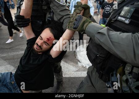 Sheikh Jarach, Israele. 24 settembre 2021. I poliziotti israeliani e i soldati di pattuglia di frontiera dell'IDF arrestano i manifestanti israeliani per aver sventolato le bandiere palestinesi nella protesta di solidarietà settimanale a Sheikh Jarrah. Anche se il ministro della sicurezza interna aveva ordinato alla polizia di fermare la confisca violenta un mese fa, gli ordini non vengono applicati sul campo. Il protestore è stato trattato in un pronto soccorso a causa di lesioni alla testa. Gerusalemme, Israele. 24 settembre 2021. (Foto di Matan Golan/Sipa USA) Credit: Sipa USA/Alamy Live News Foto Stock