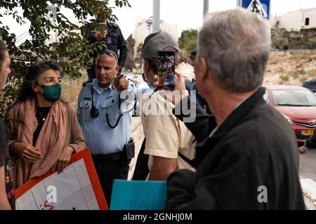 Sheikh Jarach, Israele. 24 settembre 2021. I poliziotti israeliani e i soldati di pattuglia di frontiera dell'IDF arrestano i manifestanti israeliani per aver sventolato le bandiere palestinesi nella protesta di solidarietà settimanale a Sheikh Jarrah. Anche se il ministro della sicurezza interna aveva ordinato alla polizia di fermare la confisca violenta un mese fa, gli ordini non vengono applicati sul campo. Il protestore è stato trattato in un pronto soccorso a causa di lesioni alla testa. Gerusalemme, Israele. 24 settembre 2021. (Foto di Matan Golan/Sipa USA) Credit: Sipa USA/Alamy Live News Foto Stock