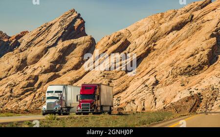 Semi-camion a due velocità sull'Interstate 70 Highway nello scenario dello Utah. Tema dell'industria dei trasporti americana per impieghi pesanti. Foto Stock