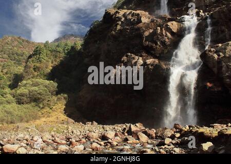 vista panoramica della cascata di nuranang o della cascata di jang (cascate di bong bong bong) a tawang, arunachal pradesh, india nord-orientale Foto Stock