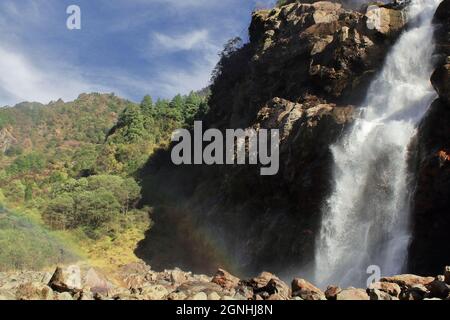 vista panoramica della cascata di nuranang o della cascata di jang (cascate di bong bong bong) a tawang, arunachal pradesh, india nord-orientale Foto Stock