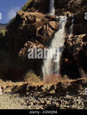 bella cascata nuranang o cascata jang vicino tawang in arunachal pradesh, india nord-orientale Foto Stock