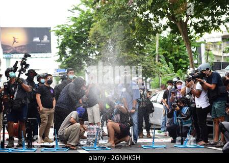 Bangkok, Tailandia. 25 Settembre 2021. 25 settembre 2021 - i manifestanti anti anti-governo affrontano la polizia sommossa all'incrocio di Nang Loeng, dove i funzionari usavano il filo spinato per impedire ai manifestanti di arrivare al Palazzo del Governo, sono scoppiati scontri tra i manifestanti e la polizia sommossa. I manifestanti sparano fuochi d'artificio lanciando pirecrackers e gettato vernice rossa agli ufficiali. La polizia della sommossa ha risposto con l'acqua e ha schierato unità in rapido movimento con gas lacrimogeni, pistola proiettile di gomma Chase e arrestare i manifestanti. (Foto di Teera Noisakran/Pacific Press/Sipa USA) Credit: Sipa USA/Alamy Live News Foto Stock
