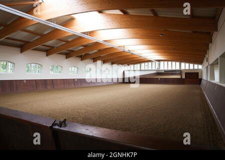 Malente, Germania. 16 settembre 2021. Vista sul grande maneggio al coperto del Gut Immenhof durante un evento mediatico. Noto come set cinematografico, il Gut Immenhof aprirà in hotel dal 1° ottobre 2021. Credit: Christian Charisius/dpa/Alamy Live News Foto Stock