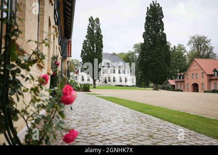 Malente, Germania. 16 settembre 2021. Manor House (M), Melkhus (l) e l'ingresso con scuderie (r) a Gut Immenhof sono visti durante un evento mediatico. Noto come set cinematografico, il Gut Immenhof aprirà in hotel dal 1° ottobre 2021. Credit: Christian Charisius/dpa/Alamy Live News Foto Stock