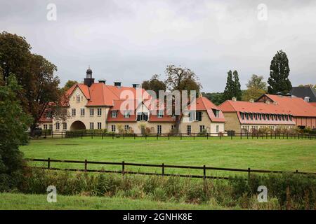 Malente, Germania. 16 settembre 2021. La gatehouse (l) e gli altri edifici e scuderie del Gut Immenhof sono visibili durante un evento mediatico. Noto come set cinematografico, il Gut Immenhof aprirà in hotel dal 1° ottobre 2021. Credit: Christian Charisius/dpa/Alamy Live News Foto Stock