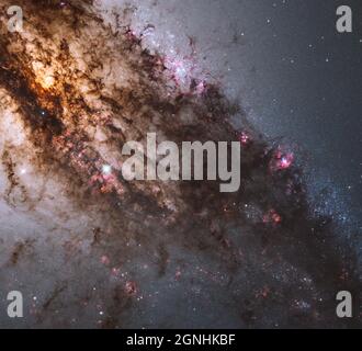 Le corsie scure di polvere attraversano la galassia ellittica gigante Centaurus A ( NGC 5128). Fonte immagine NASA/ESA Hubble Space Telescope Foto Stock