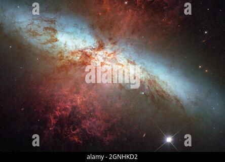 Messier 82 (noto anche come NGC 3034, Cigar Galaxy o M82) è una galassia starburst a circa 12 milioni di anni luce di distanza nella costellazione Ursa Major. La stella luminosa nella parte inferiore dell'immagine è una supernova di tipo 1a denominata SN2014J. Fonte immagine NASA/ESA Hubble Space Telescope Foto Stock