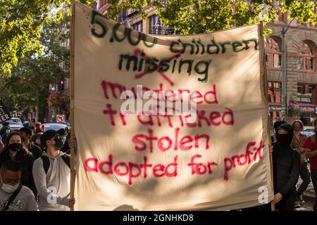 Seattle, Stati Uniti. 25 Settembre 2021. Alla fine della giornata i manifestanti alla marcia anti-ghiaccio Chinga la Migra e raduno in centro sulla 1st ave. I manifestanti sono in solidarietà con gli immigrati haitiani al confine in Texas in cerca di asilo. Credit: James Anderson/Alamy Live News Foto Stock