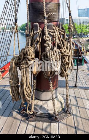 nave alta classica con raggiatura a corda e vele. Foto Stock