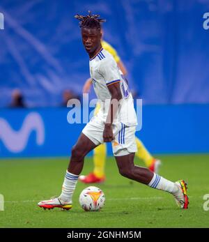 Estadio Santiagp Bernabeu, Madrid, Spagna. 25 Settembre 2021. Men's la Liga, Real Madrid CF versus Villarreal CF; Eduardo Camavinga controlla la palla nel midfield Credit: Action Plus Sports/Alamy Live News Foto Stock