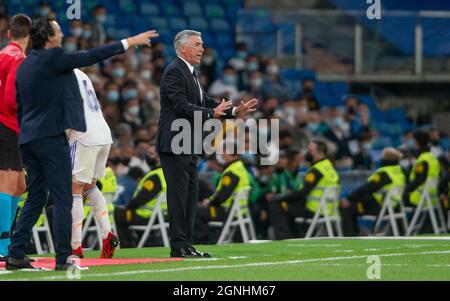 Estadio Santiagp Bernabeu, Madrid, Spagna. 25 Settembre 2021. Men's la Liga, Real Madrid CF versus Villarreal CF; Carlo Ancelotti dà istruzioni ai suoi giocatori Credit: Action Plus Sports/Alamy Live News Foto Stock