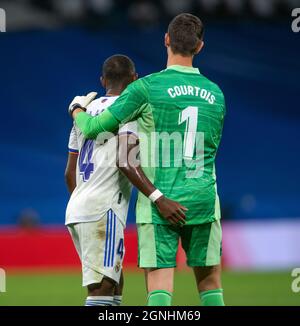 Estadio Santiagp Bernabeu, Madrid, Spagna. 25 Settembre 2021. Men's la Liga, Real Madrid CF versus Villarreal CF; Courtois e Alaba si abbracciano dopo la partita Credit: Action Plus Sports/Alamy Live News Foto Stock