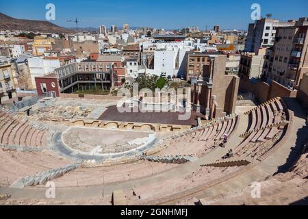 Costruito tra il V e il i secolo a.C., il teatro di Cartagena è un perfetto esempio di architettura romana. Il teatro rimase nascosto per molti c. Foto Stock