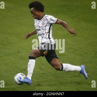 Corinthians midfielder Willian durante la serie Campeonato Brasileiro (Lega Nazionale Brasiliana) Una partita di calcio tra Corinthians e Palmeiras alla Neo Quimica Arena di Sao Paulo, Brasile. I Corinthians hanno vinto il gioco 2-1 con entrambi i loro gol che sono segnati dal giocatore ex-Palmeiras Roger Guedes. Gabriel Menino ha segnato per Palmeiras. Il risultato lascia Palmeiras ancora al secondo posto e Corinzi al sesto posto. Credit: SPP Sport Press Photo. /Alamy Live News Foto Stock