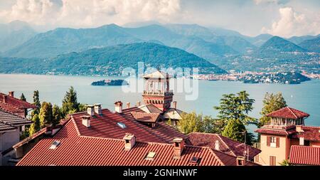 Paesaggio cittadino di Stresa al mattino. Vista panoramica sul lago maggiore con sullo sfondo il monte Mottarone, Italia, Europa. Foto Stock