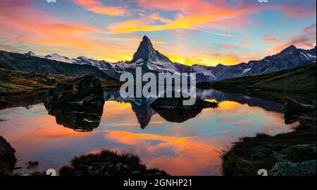 Emozionante vista mattutina del lago di Stellisee con Monte Cervino / Monte Cervino sullo sfondo. Incredibile scena autunnale delle Alpi svizzere, località turistica di Zermatt Foto Stock